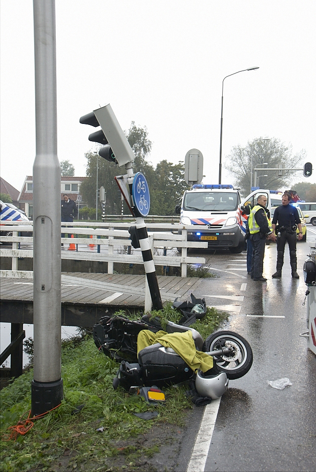 2010/261/GB 20100930 041 Hoofdweg voertuig te water.jpg